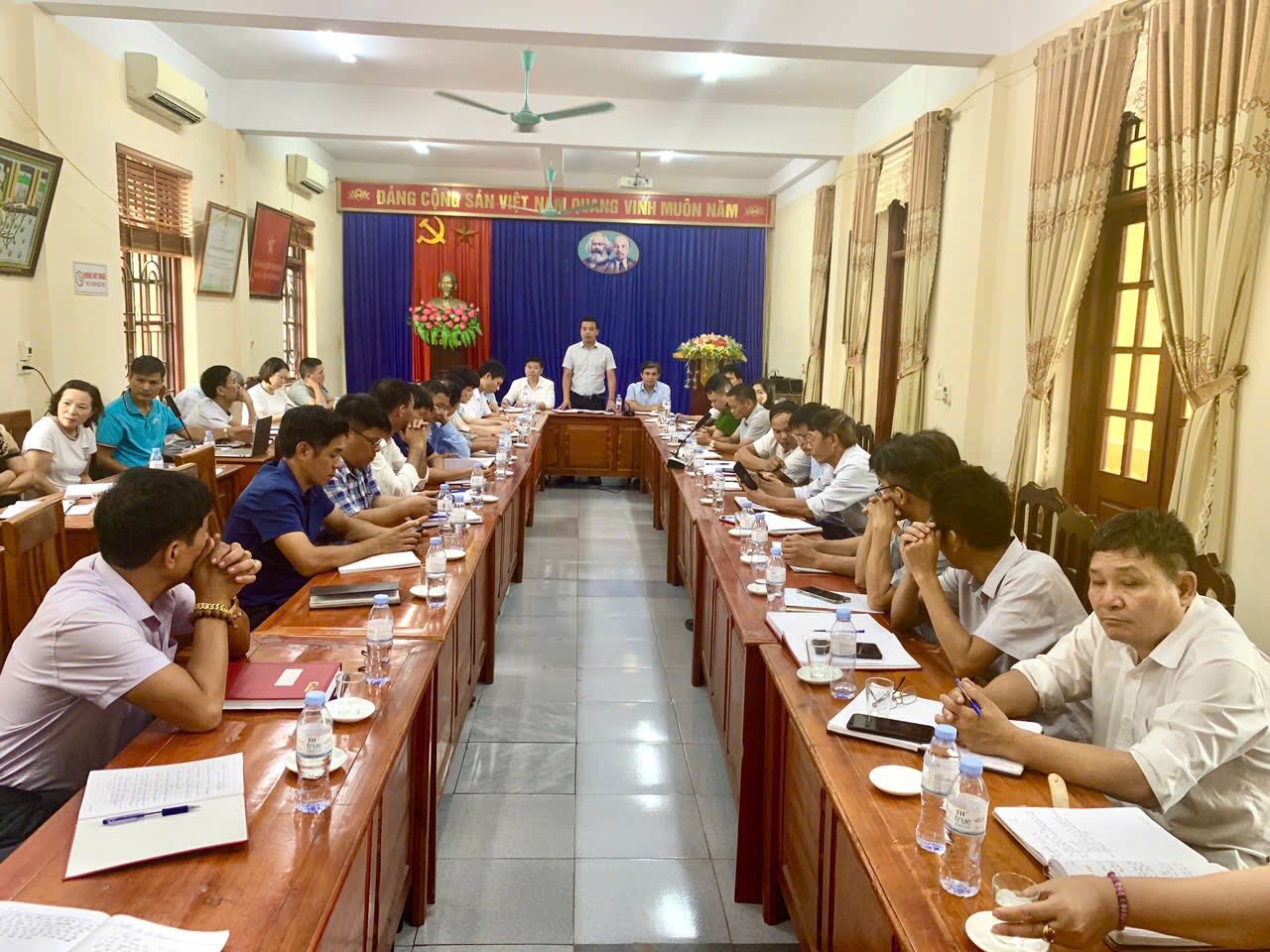 HỘI NGHỊ GIAO BAN THƯỜNG TRỰC ĐẢNG ỦY XÃ CHÍ MINH VỚI CÁC ĐỒNG CHÍ BÍ THƯ CHI BỘ, TRƯỞNG THÔN