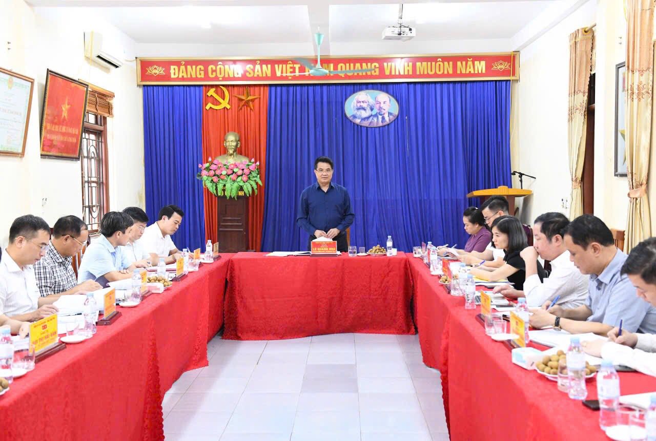 Chủ nhiệm Ủy ban Kiểm tra Tỉnh ủy Lê Quang Hòa kiểm tra việc chuẩn bị, tổ chức đại hội đảng bộ và triển khai vận hành chính quyền địa phương 2 cấp tại xã Chí Minh