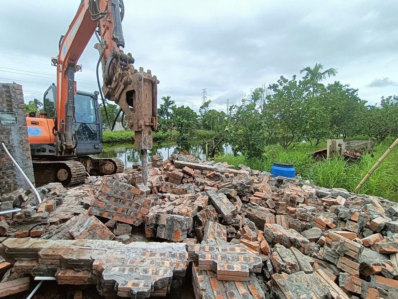 Xã Chí Minh: Một hộ tự nguyện phá dỡ, giải toả công trình vi phạm trên đất nông nghiệp