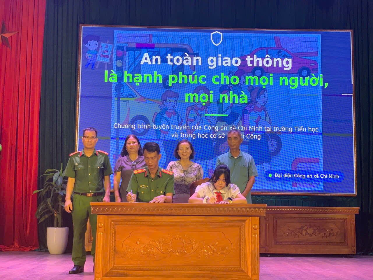 Công an xã Chí Minh phối hợp trường Tiểu học và THCS Thành Công tổ chức tuyên truyền kiến thức an toàn giao thông cho học sinh