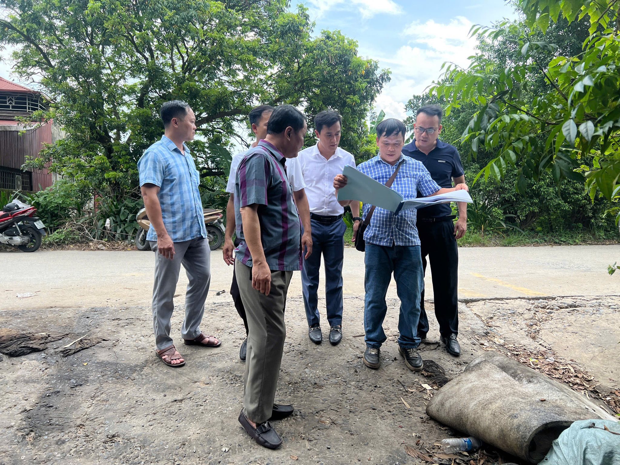 Ban quản lý dự án đầu tư xây dựng số 1 tổ chức bàn giao cọc chỉ giới GPMB dự án xây dựng tuyến đường kết nối di sản văn hoá du lịch và phát triển kinh tế dọc Sông hồng trên địa bàn xã Chí Minh