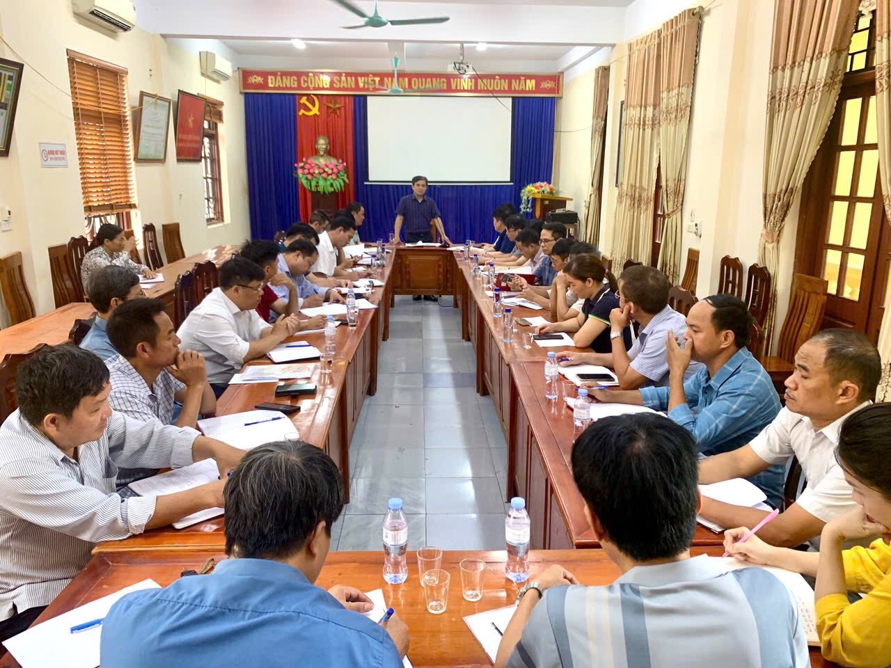 Đồng chí Đào Văn Huân – Phó Bí thư Đảng ủy - Chủ tịch UBND xã chủ trì hội nghị giao ban UBND xã với các đồng chí cơ sở thôn