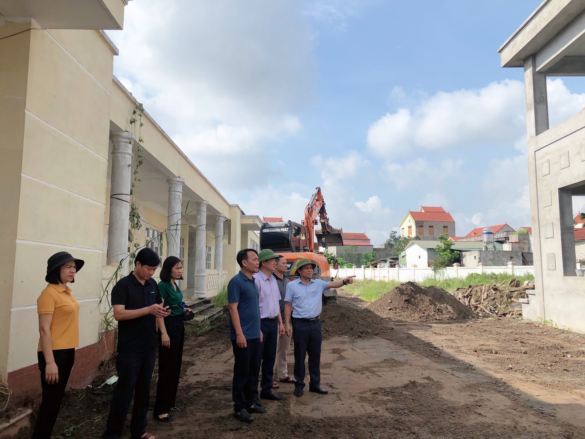 Đồng chí Đào Văn Huân, Phó Bí thư Đảng ủy, Chủ tịch UBND xã kiểm tra tiến độ xây dựng các công trình trường học trên địa bàn xã