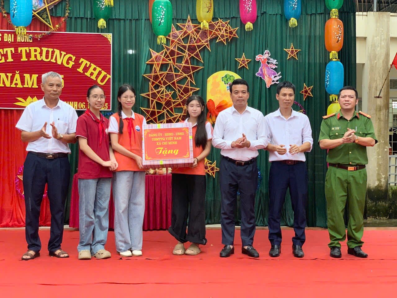 Đảng ủy - HĐND - UBND - UB MTTQ Việt Nam xã Chí Minh dự và tặng quà Tết Trung thu cho 3 cơ sở thôn và 11 trường trên địa bàn xã