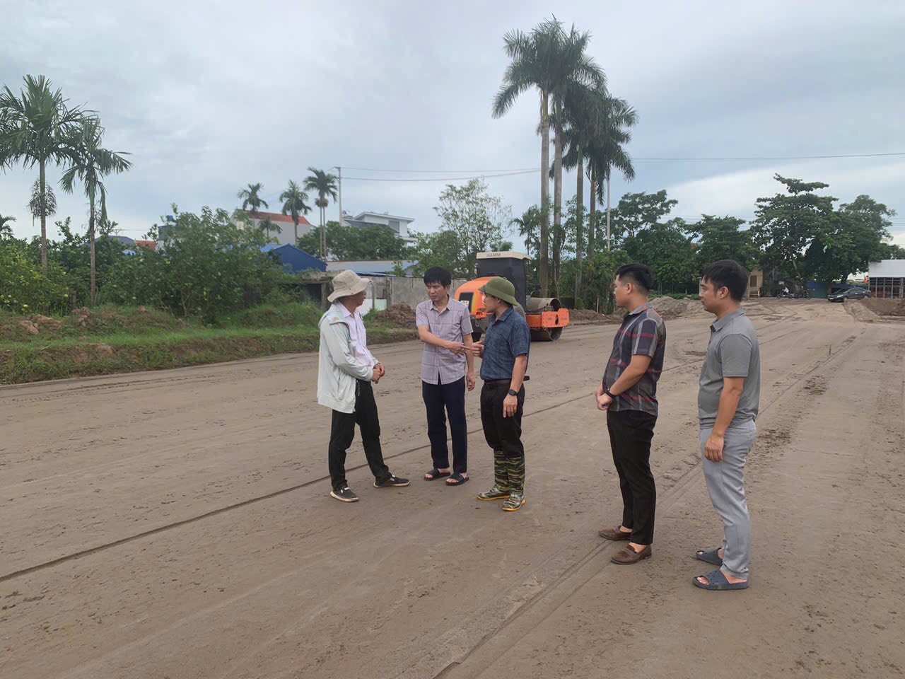 Đồng chí Đào Văn Huân – Phó Bí thư Đảng ủy, Chủ tịch UBND xã đi kiểm tra tiến độ công trình xây dựng đường Chí Tân – Toàn Thắng (giao QL.39)