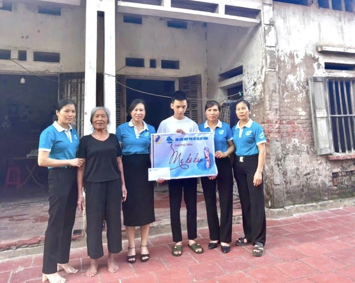 HỘI LHPN XÃ CHÍ MINH TRAO HỖ TRỢ CHO HỌC SINH KHÓ KHĂN TRƯỚC THỀM NĂM HỌC MỚI