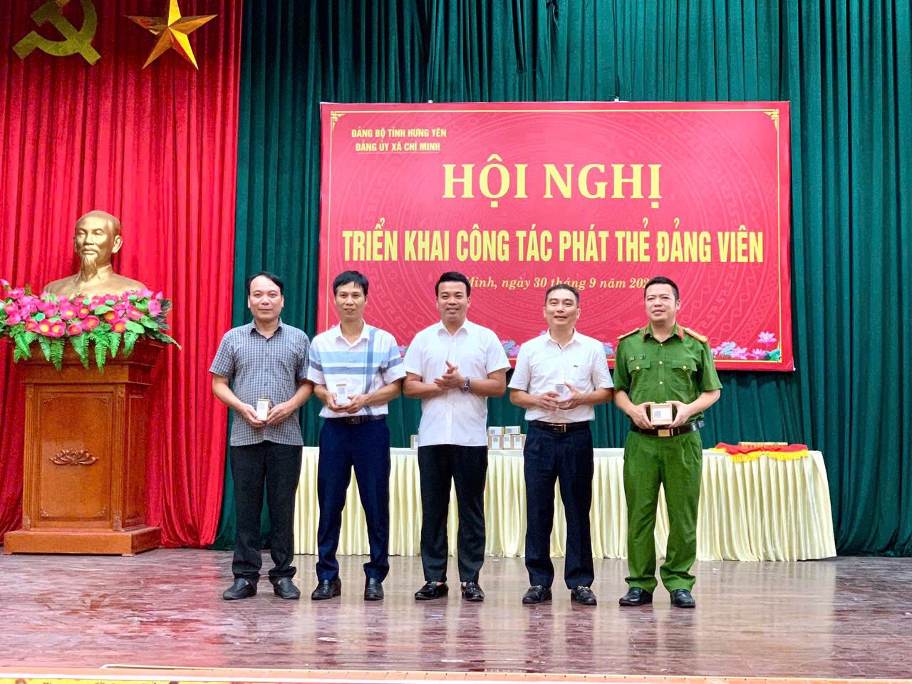 Đảng uỷ xã Chí Minh tổ chức hội nghị triển khai công tác phát thẻ đảng viên