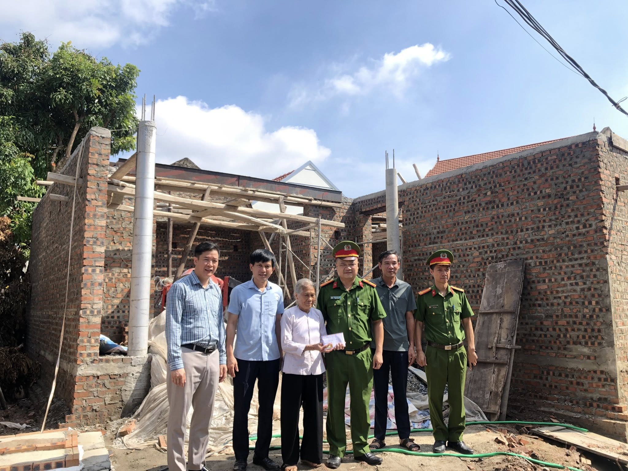 Công an xã Chí Minh tổ chức bàn giao kinh phí hỗ trợ đợt 1 cho các hộ dân thuộc diện xóa nhà tạm, nhà dột nát